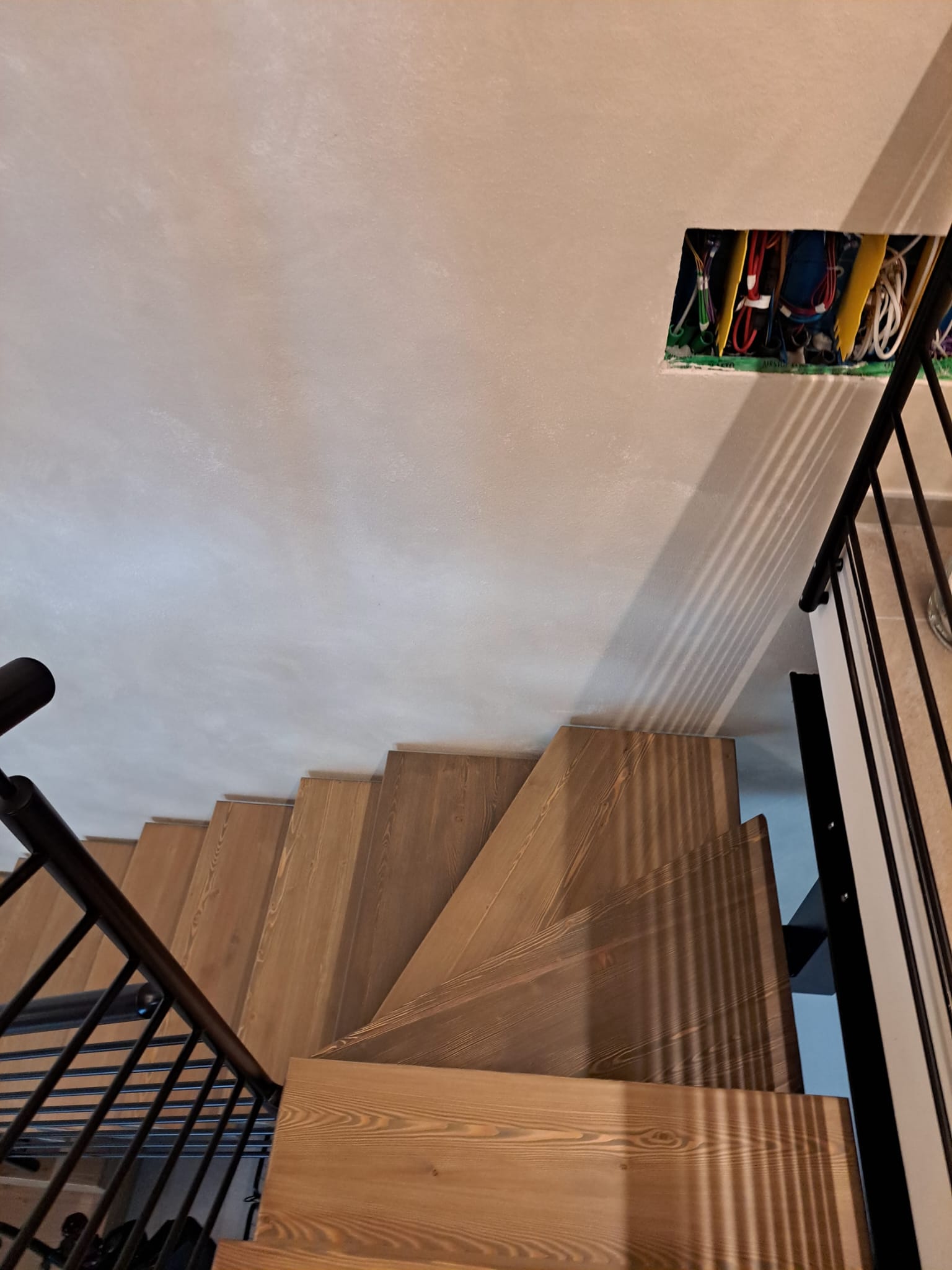 Dettaglio del progetto Scala di design con corrimano in metallo: Scala in legno con design elegante e funzionalità ottimale caratterizzata da componenti metalliche satinate in nero. - Immagine 1